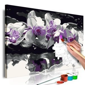 Obraz do samodzielnego malowania - Fioletowa orchidea (czarne tło i odbicie w wodzie)